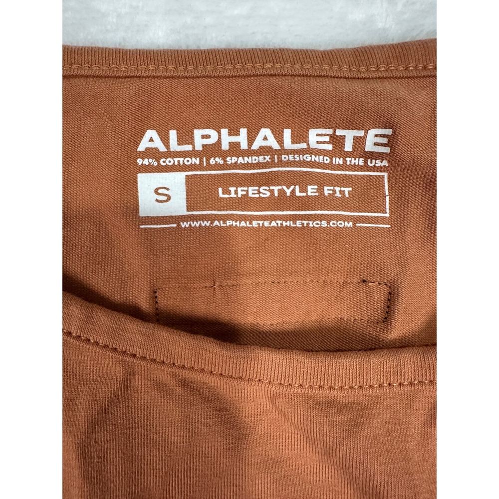 Alphalete Lifestyle Fit T-Shirt Small Burnt Orange Curved Hem Mens - Picture 2 of 6